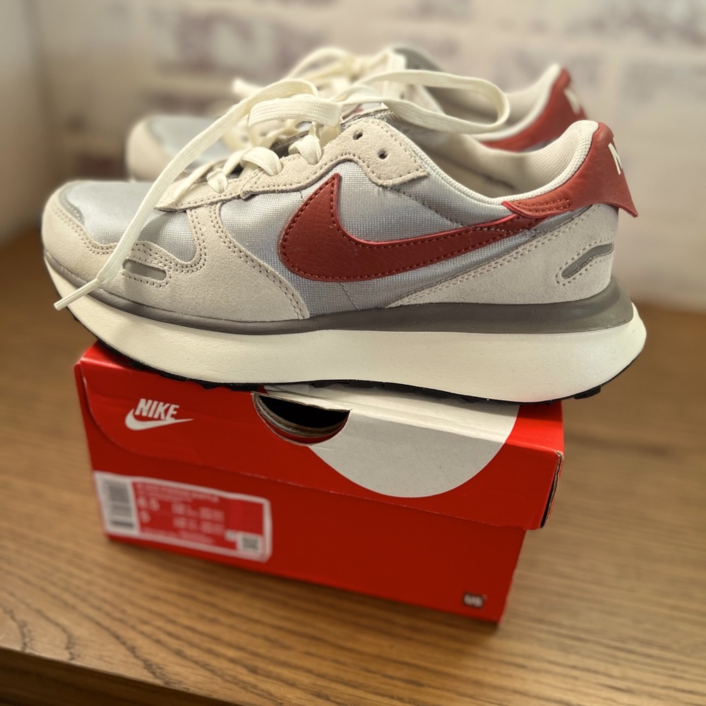 NIKE Phoenix Waffle Sneaker